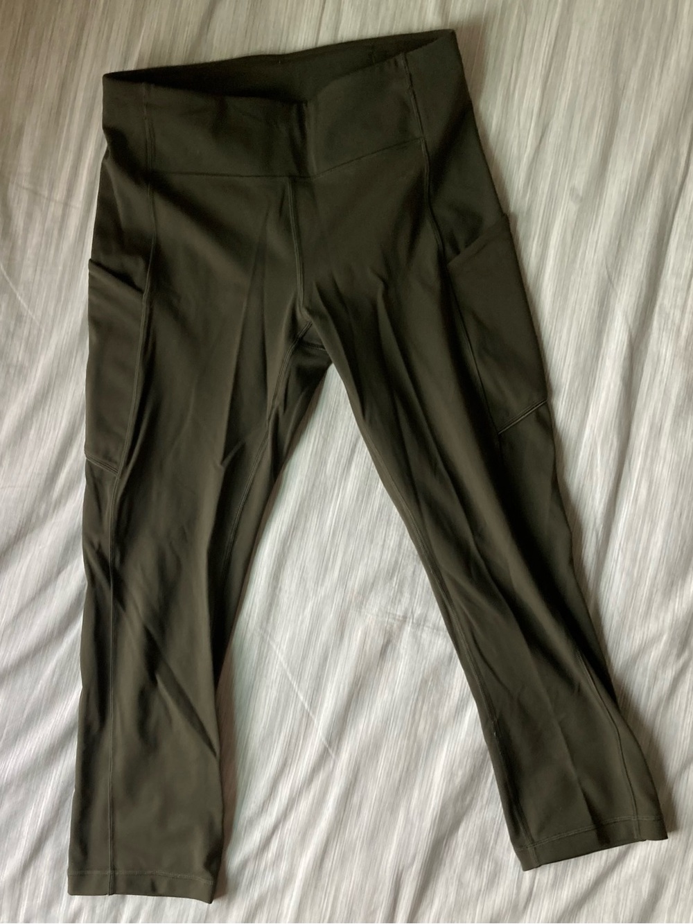 Lululemon Speed Up Crop 21” Like New!!